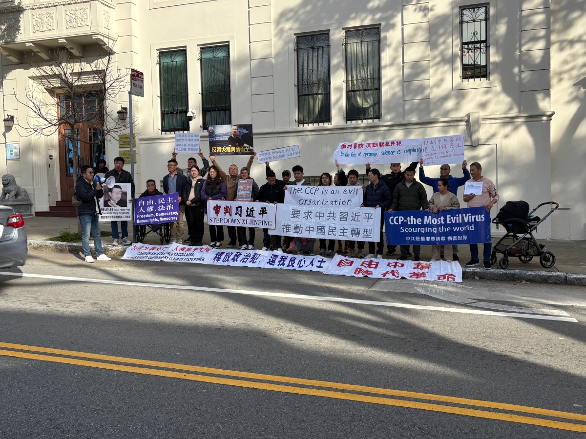 2026年1月11日旧金山中国领事馆活动现场：要求中共习近平主动推动中国民主化转型